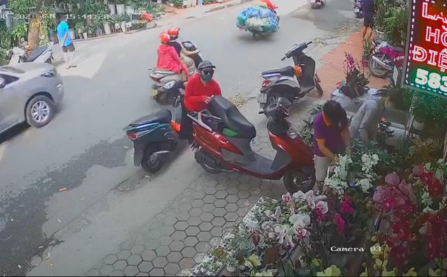 Clip: Màn trộm cắp nhanh như chớp của người phụ nữ áo đỏ trên phố Hà Nội-2
