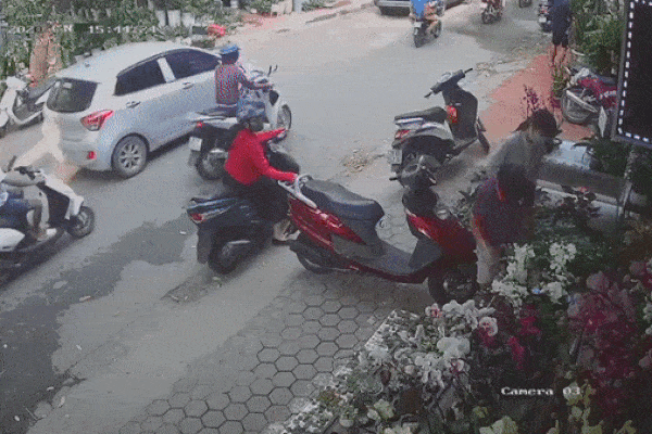 Clip: Màn trộm cắp nhanh như chớp của người phụ nữ áo đỏ trên phố Hà Nội