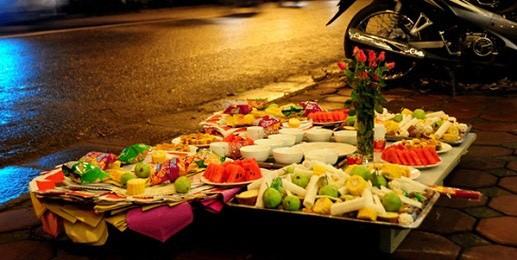Sự thực cúng cô hồn ngoài đường có người cướp lộc khi chưa hoặc đang cúng mới may mắn?-1