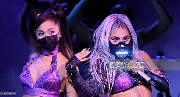 Lady Gaga, Ariana Grande mang khẩu trang biểu diễn tại VMAs 2020-1