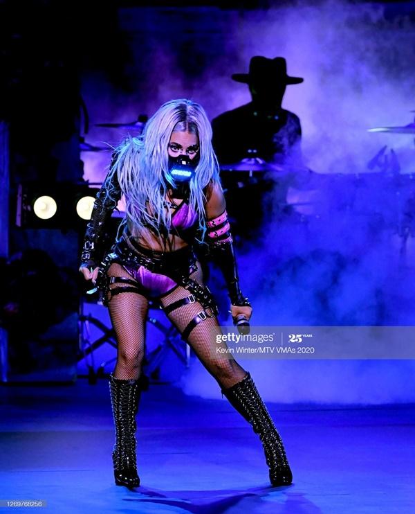 Lady Gaga, Ariana Grande mang khẩu trang biểu diễn tại VMAs 2020-2