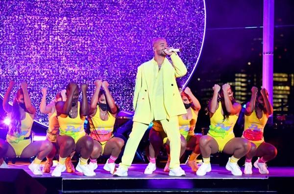 Lady Gaga, Ariana Grande mang khẩu trang biểu diễn tại VMAs 2020-6