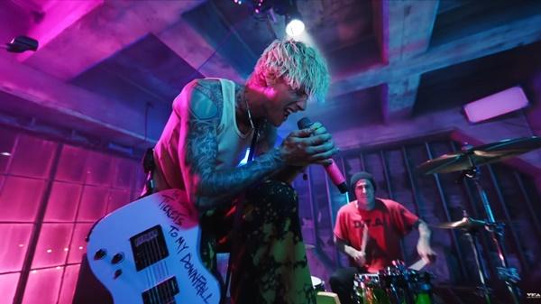 Lady Gaga, Ariana Grande mang khẩu trang biểu diễn tại VMAs 2020-7