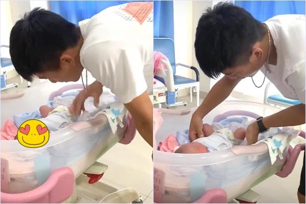 Bố bỉm sữa Phan Văn Đức gây bão với biểu cảm bắt chước con gái-6