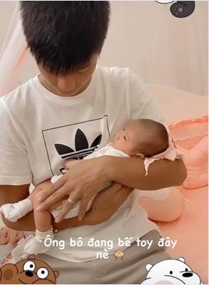 Bố bỉm sữa Phan Văn Đức gây bão với biểu cảm bắt chước con gái-8