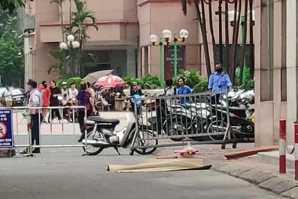 Bé gái rơi từ tầng 12 chung cư: Bố mẹ đứng không vững, gào khóc bên thi thể con-4