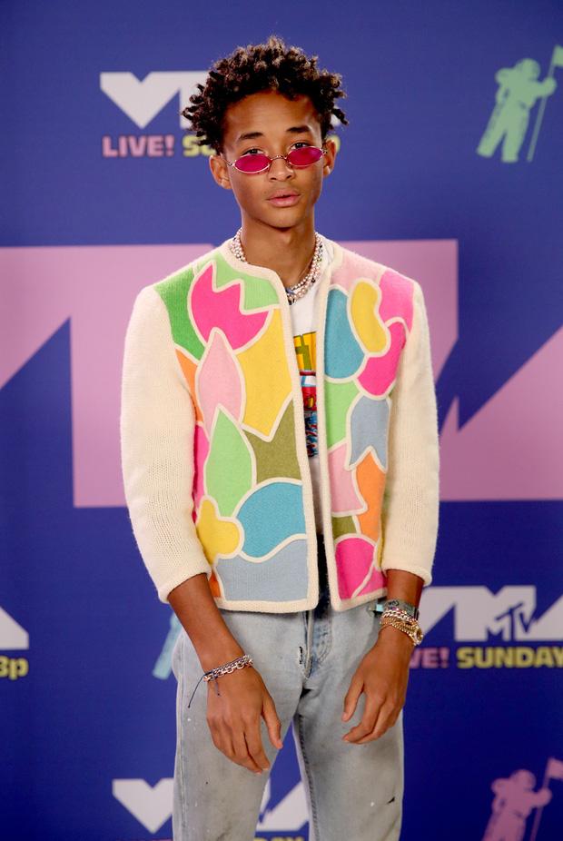 Thảm đỏ VMAs: Miley Cyrus mặc như không - Lady Gaga thay liền 6 bộ đồ cực dị-12