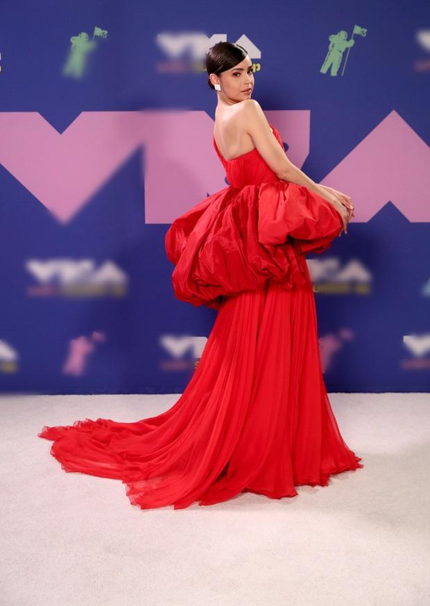 Thảm đỏ VMAs: Miley Cyrus mặc như không - Lady Gaga thay liền 6 bộ đồ cực dị-13