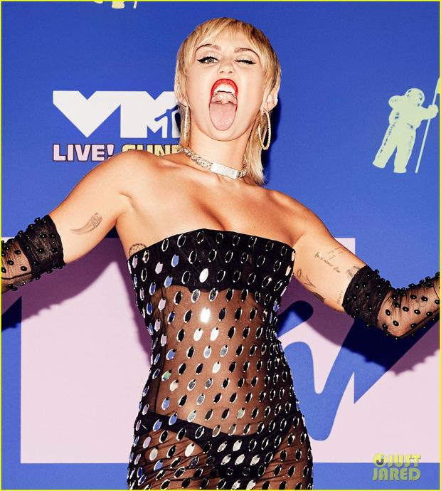 Thảm đỏ VMAs: Miley Cyrus mặc như không - Lady Gaga thay liền 6 bộ đồ cực dị-2