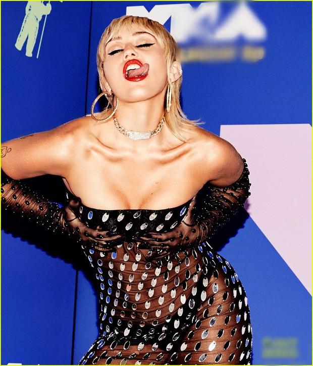 Thảm đỏ VMAs: Miley Cyrus mặc như không - Lady Gaga thay liền 6 bộ đồ cực dị-3