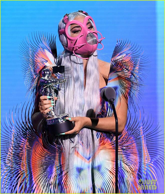 Thảm đỏ VMAs: Miley Cyrus mặc như không - Lady Gaga thay liền 6 bộ đồ cực dị-10