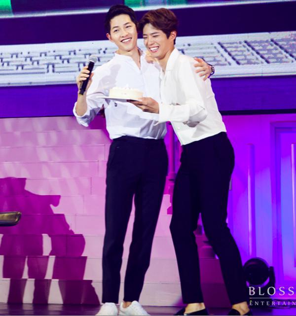 Park Bo Gum: Cậu bé mất mẹ gánh nợ 16 tỷ thành tài tử thị phi, bị đồn phá hoại gia đình Song Song-14