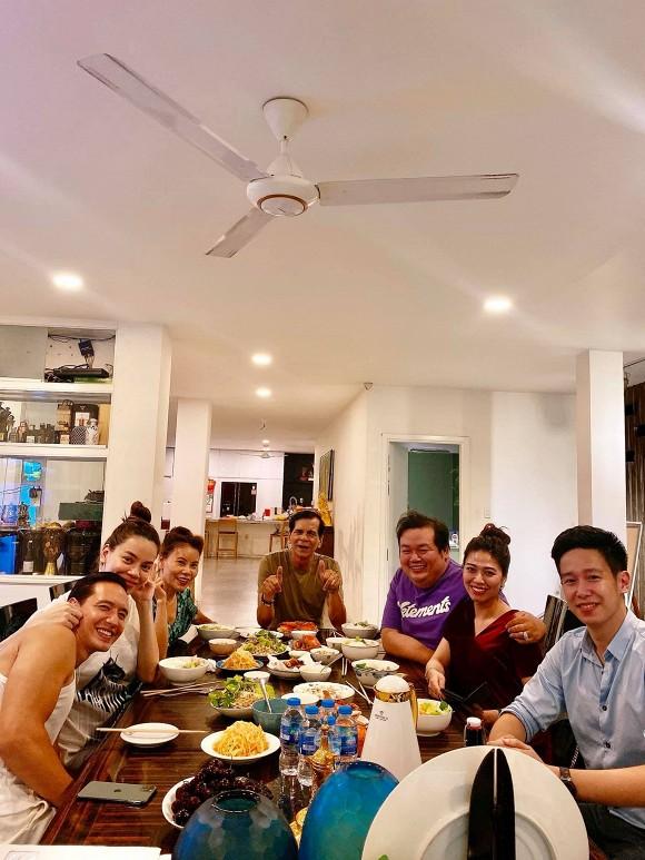 Ít người biết Hồ Ngọc Hà và BTV Ngọc Trinh cũng là cặp chị em keo sơn gắn bó-4