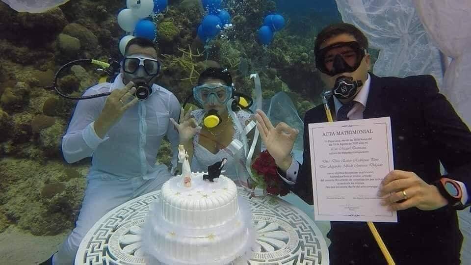 Đám cưới 1-0-2: Đáy biển thành lễ đường, cô dâu chú rể thề mãi yêu qua bình dưỡng khí-4