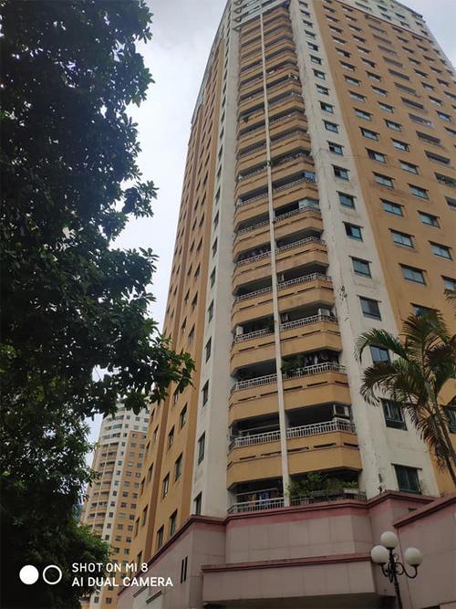 Bé gái rơi từ tầng 12 chung cư: Bố mẹ đứng không vững, gào khóc bên thi thể con-1