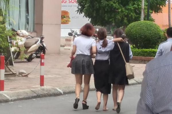 Bé gái rơi từ tầng 12 chung cư: Bố mẹ đứng không vững, gào khóc bên thi thể con-2