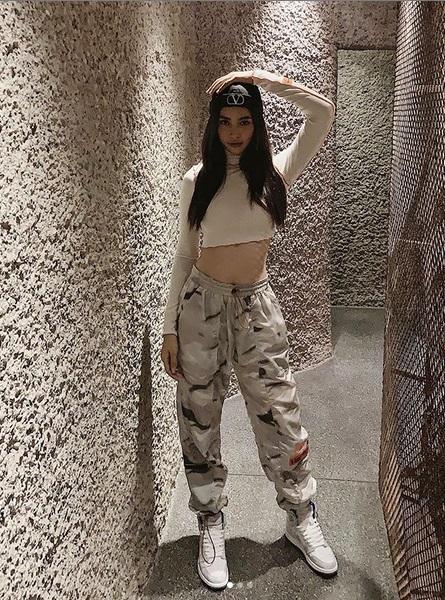 Street style 2/9: Hòa Minzy khoe võng lưng gợi cảm - Tiểu Vy hip hop chất lừ-4