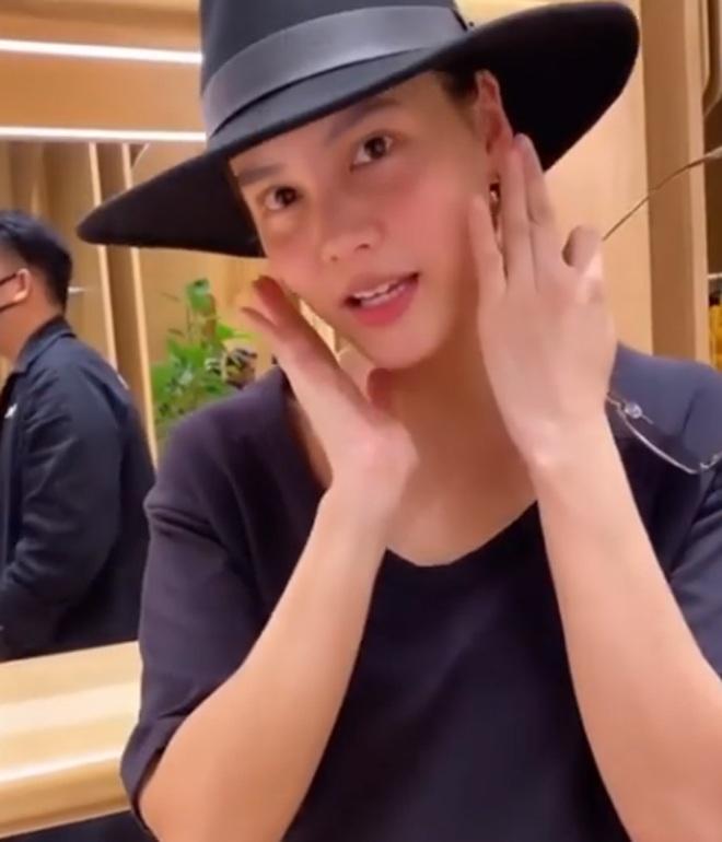 Ngỡ ngàng nhan sắc tuổi 40 của chị đại Thái Lan đắng cay vì lấy bố của bạn thân-4