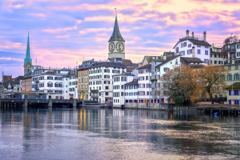 Thành phố Zurich: Theo Chỉ số Thính giác Toàn cầu, Zurich (Thụy Sĩ) được biết đến là nơi có tỷ lệ ô nhiễm tiếng ồn thấp nhất. Trong khi đó, Quảng Châu ở Trung Quốc được ghi nhận là nơi có chỉ số ô nhiễm tiếng ồn cao nhất. Thành phố Zurich là trung tâm thương mại và văn hóa chính của Thụy Sĩ. Nơi đây được xem là một trong những thành phố toàn cầu trên thế giới.