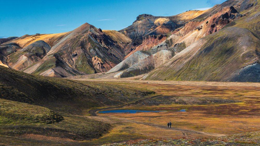 Đường Landmannalaugar: Landmannalaugar thuộc khu bảo tồn thiên nhiên Fjallabak ở Iceland. Vùng đất này nằm ở rìa cánh đồng dung nham Laugahraun, được hình thành trong vụ phun trào vào năm 1477. Nơi đây nổi tiếng với suối nước nóng địa nhiệt tự nhiên, cảnh quan yên bình và con đường yên tĩnh nhất thế giới.