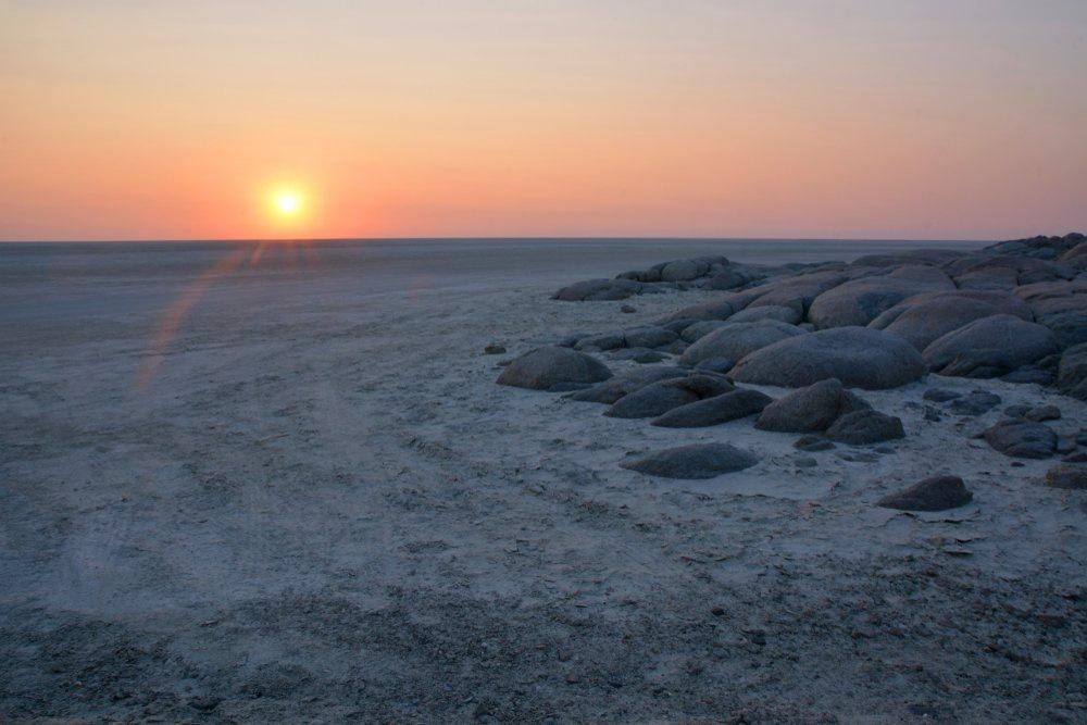 Makgadikgadi Pans: Nằm giữa sa mạc khô hạn phía đông bắc Cộng hoà Botswana ở châu Phi. Makgadikgadi Pans là một trong những vựa muối lớn nhất thế giới với diện tích 3.900 km2. Địa điểm này có mặt trong danh sách nơi vắng lặng nhất thế giới bởi rất ít động vật hoang dã tồn tại được ở đây trong mùa khô. Vào mùa mưa, động vật phong phú hơn, chảo muối trở thành nơi diễn ra các hoạt động đi săn của con người