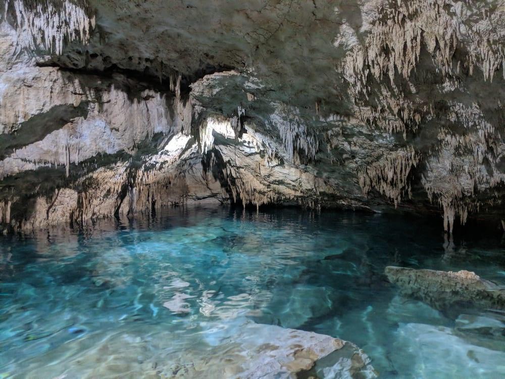 Tak Be Ha Cenote: Tak Be Ha Cenote là một trong những hang động nổi tiếng ở Mexico. Nơi đây có lối nhỏ dẫn đến căn phòng khổng lồ với mái vòm lớn, nhiều khối thạch nhũ có hình dạng khác nhau, làn nước xanh thẳm và bầu không khí không một tiếng động. Để đến đây tham gia trải nghiệm lặn, bạn bắt buộc phải có hướng dẫn viên đi cùng.