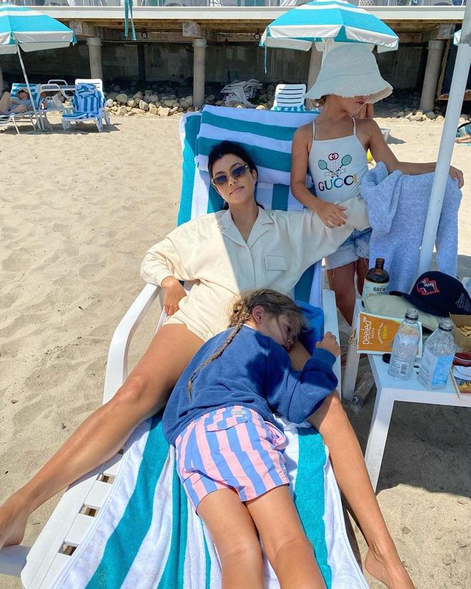 Sao Hollywood tiếp tục vi phạm giãn cách xã hội-7