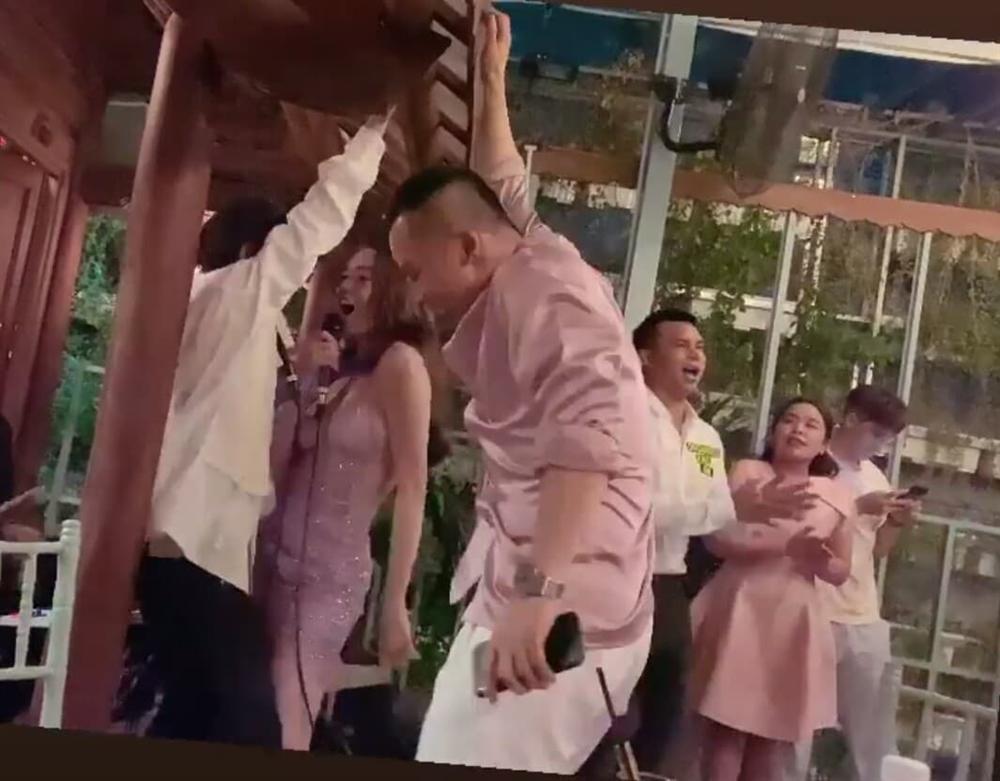 Chơi trội như Ngọc Trinh: Mở tiệc linh đình vì... Instagram đạt 5 triệu followers-11