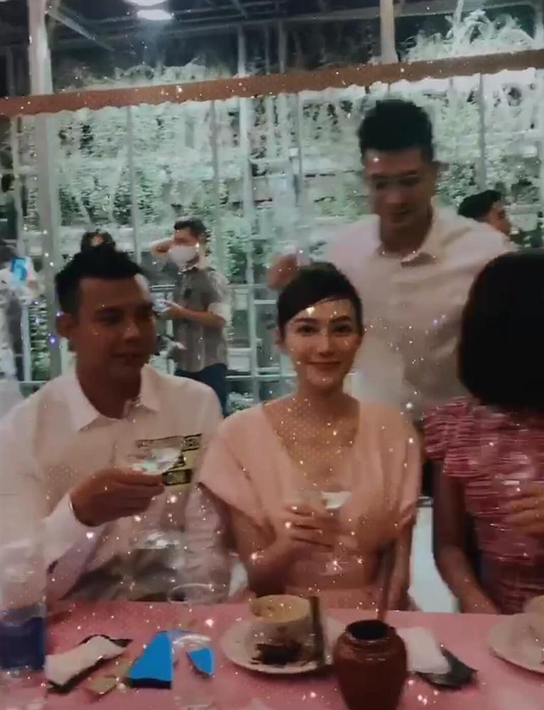 Chơi trội như Ngọc Trinh: Mở tiệc linh đình vì... Instagram đạt 5 triệu followers-4