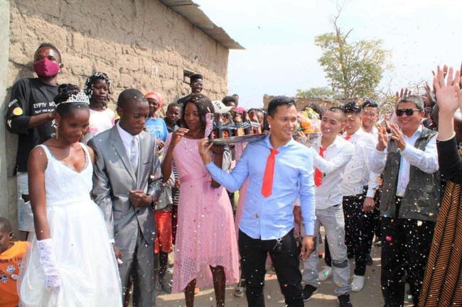Đám cưới ở Châu Phi theo phong cách Việt Nam, nhìn dàn bê tráp mà mê-3