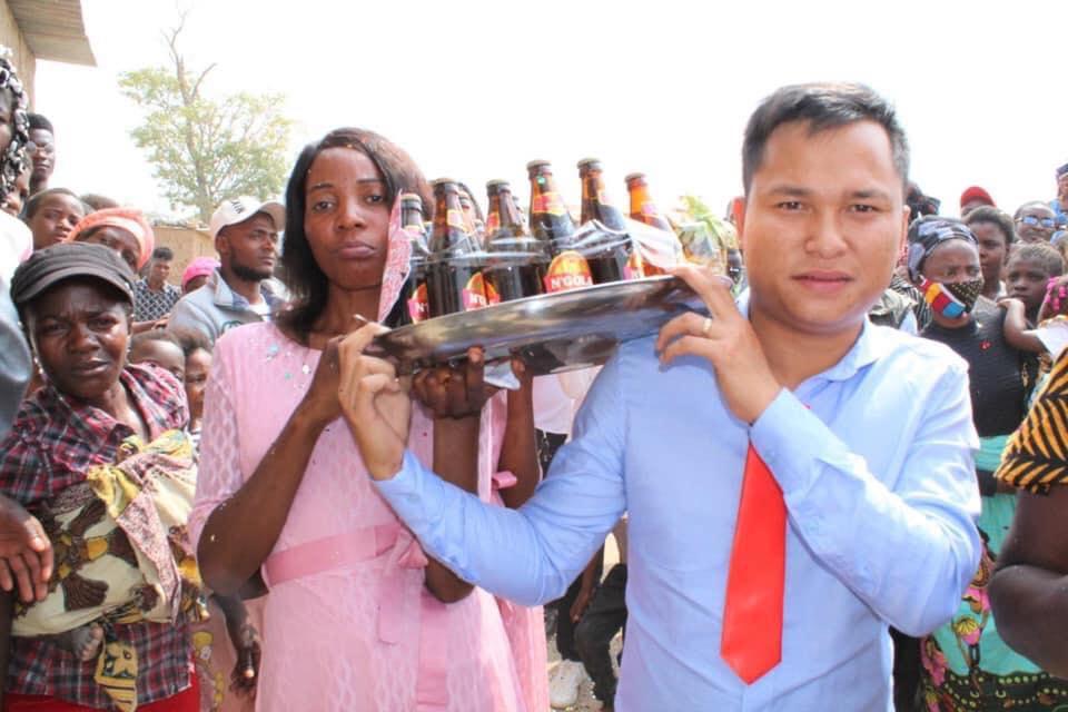 Đám cưới ở Châu Phi theo phong cách Việt Nam, nhìn dàn bê tráp mà mê-5