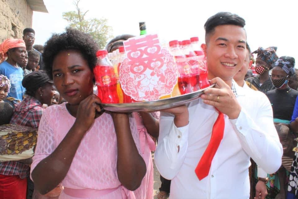 Đám cưới ở Châu Phi theo phong cách Việt Nam, nhìn dàn bê tráp mà mê-6
