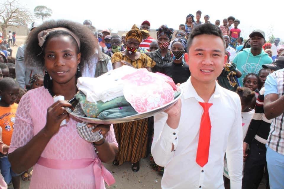 Đám cưới ở Châu Phi theo phong cách Việt Nam, nhìn dàn bê tráp mà mê-7
