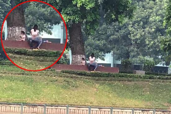 Cặp đôi thản nhiên 'diễn cảnh nóng' ngay trước mặt trẻ nhỏ ở công viên Thủ Lệ
