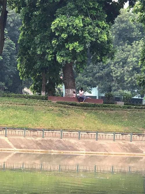 Cặp đôi thản nhiên diễn cảnh nóng ngay trước mặt trẻ nhỏ ở công viên Thủ Lệ-1