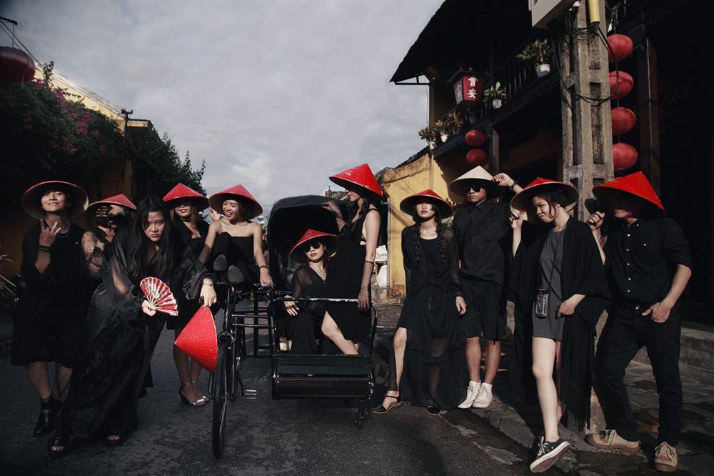 Chơi lớn như sinh viên Đại học Kiến Trúc: Cẩu siêu xe đến trường chụp kỷ yếu thì đã sao?-13