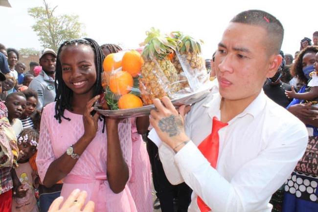 Tiết lộ bất ngờ về người đứng sau lên kịch bản và lo chi phí tổ chức cho cặp đôi Châu Phi theo phong cách Việt Nam-2