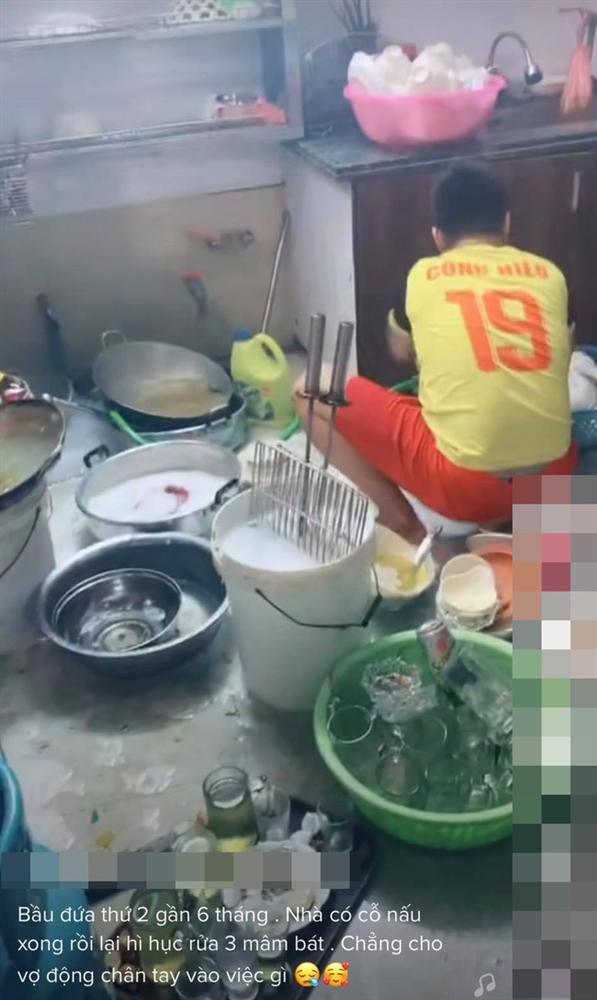 Bức ảnh vợ chụp chồng lúi húi bên đống bát ngổn ngang khiến cánh đàn ông phải suy nghĩ-1