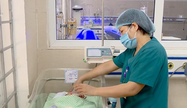 Bé sơ sinh bị mẹ vứt vào khe tường tại Hà Nội có thể xuất viện được rồi!-1