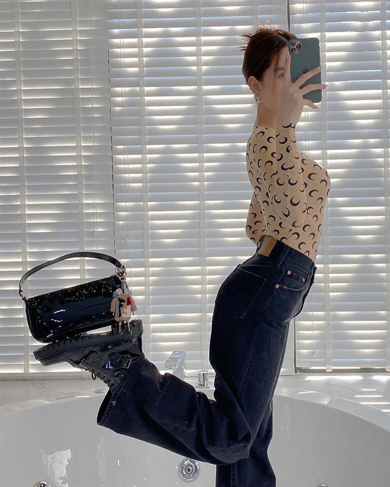 Ngọc Trinh áp đảo Yaya Trương Nhi và Cao Thái Hà với trend khoe túi hàng hiệu bằng chân-3