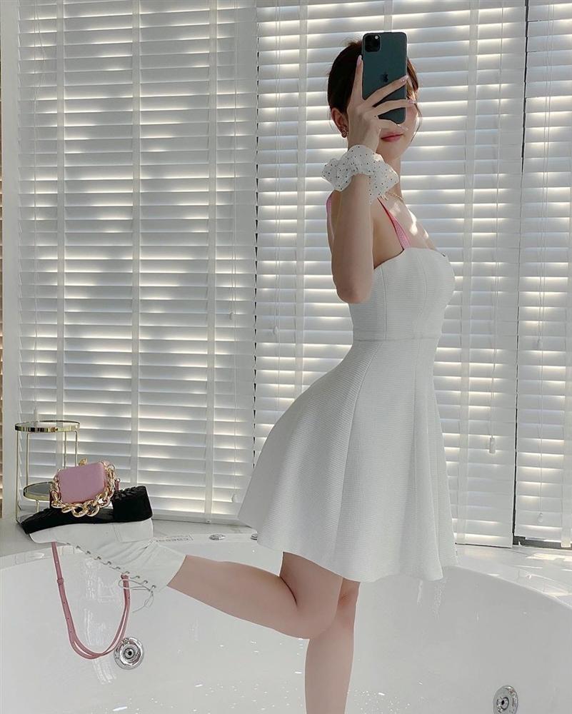 Ngọc Trinh áp đảo Yaya Trương Nhi và Cao Thái Hà với trend khoe túi hàng hiệu bằng chân-7