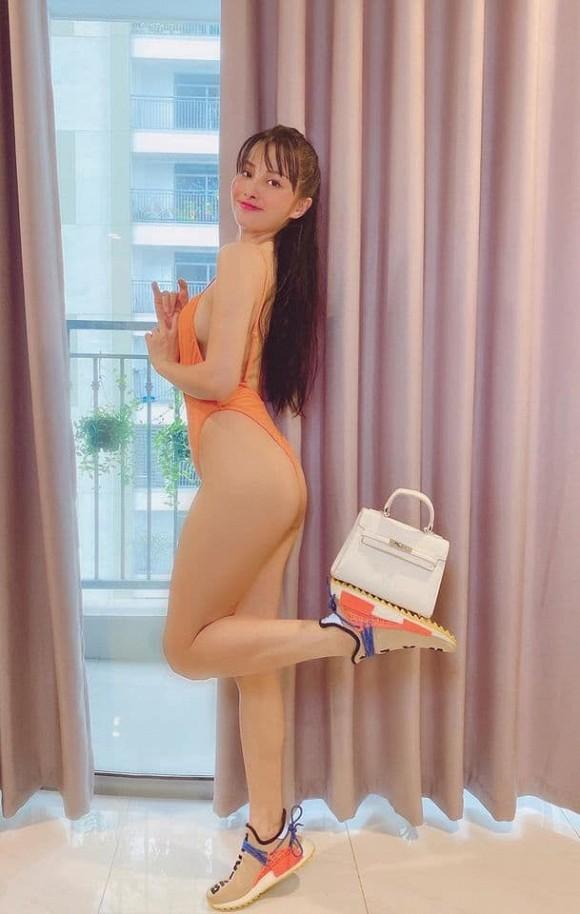 Ngọc Trinh áp đảo Yaya Trương Nhi và Cao Thái Hà với trend khoe túi hàng hiệu bằng chân-2