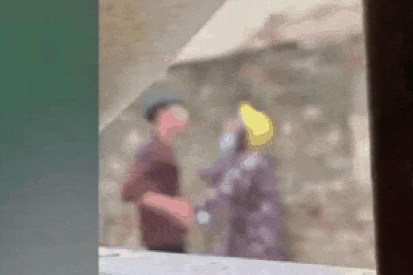 Clip: Nam thanh niên lên gối với bạn gái, tài xế Grab 'nóng mắt' liền lao vào 'xử đẹp'