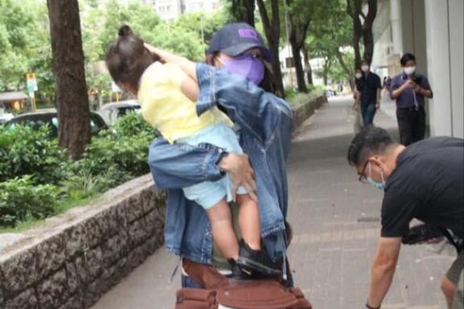 Trương Bá Chi thân mật ôm một người đàn ông lạ sau tin đồn mang thai lần 4-3