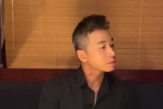 Mải phát cẩu lương cho dân mạng, Bella vô tình để lộ vết lạ trên cổ Karik trông như hickey?