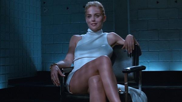 Paul Verhoeven và Basic Instinct (1992): Là đạo diễn kỳ cựu, nhưng Verhoeven vẫn gặp khó khăn trong việc chỉ đạo diễn xuất cho Sharon Stone ngay ngày đầu Basic Instinct bấm máy. Khác xa hình ảnh quyến rũ nhưng nguy hiểm trên phim, minh tinh tỏ ra quá căng thẳng nên màn thể hiện của cô “đơ như khúc gỗ", đến mức việc thay thế Stone đã được cân nhắc. Công sức ngày đầu coi như đổ sông đổ bể, nhưng Verhoeven vẫn trao đổi và động viên Stone. Hôm sau, cô hoàn toàn lột xác và giúp bộ phim đi vào lịch sử điện ảnh.