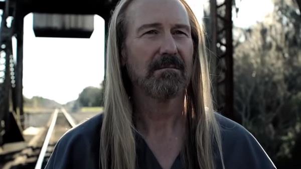 Randall Miller và Midnight Rider (2014): Bộ phim tiểu sử về danh ca Gregg Allman có màn khởi đầu kinh hoàng: nữ quay phim Sarah Jones bị tàu hỏa chở hàng cán phải khi đang ghi hình trên cầu. Dự án hóa ra chưa hề nhận được giấy phép ghi hình tại địa điểm trên, dẫn đến cái chết thương tâm của Jones và thương tích cho nhiều thành viên khác. Áp lực từ mọi phía lẫn đơn kiện từ chính Gregg Allman khiến dự án bị hủy bỏ. Một năm sau, Randall Miller nhận bản án 10 năm quản thúc cho tội ngộ sát và xâm nhập trái phép. Ông vẫn làm phim nhưng vấp phải sự phản đối dữ dội. Nhiều người hiện muốn gạch tên Miller khỏi Hiệp hội Đạo diễn Mỹ (DGA).