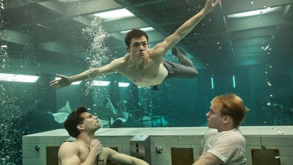 Matthew Vaughn và Kingsman: The Secret Service (2014): Áp lực không thể làm khó đạo diễn Matthew Vaughn. Anh từng khởi quay X-Men: First Class (2011) chỉ 10 tháng trước thời điểm phim ra rạp. Nhưng ngay phân cảnh ghi hình đầu tiên của Kingsman - thử thách huấn luyện dưới nước - cả đoàn phim của Vaughn trải qua phen hú vía. Thiết bị điều khiển trục trặc khiến một số diễn viên và nhân viên suýt chết đuối khi rơi thẳng xuống bể nước sâu 6 m. May mắn là không ai bị thương và quá trình ghi hình kết thúc tốt đẹp.