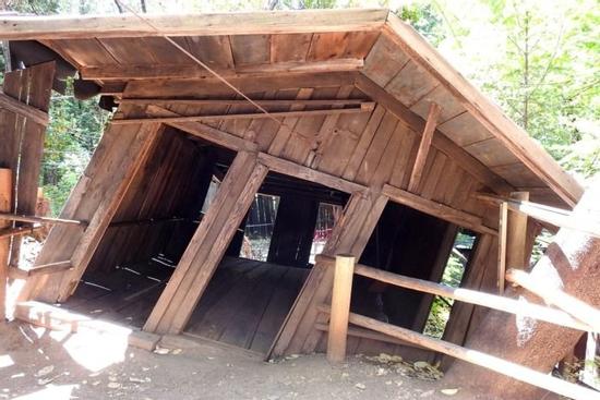 Ngôi nhà 'đánh bại' định luật vạn vật hấp dẫn và cây chổi không bao giờ đổ