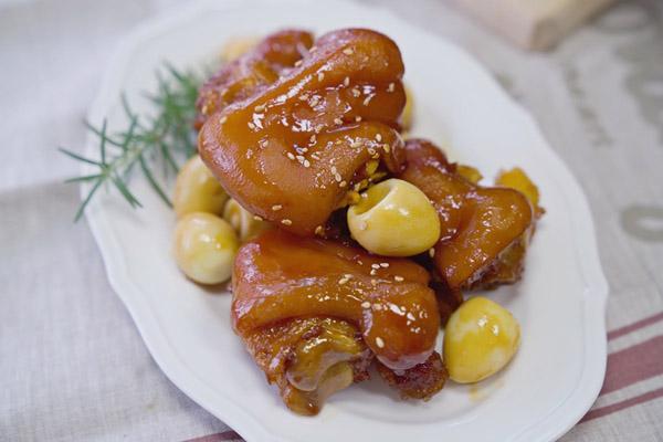 Luộc trứng thêm xíu nguyên liệu này, vỏ tự động bong ra chẳng mất nhiều sức-4